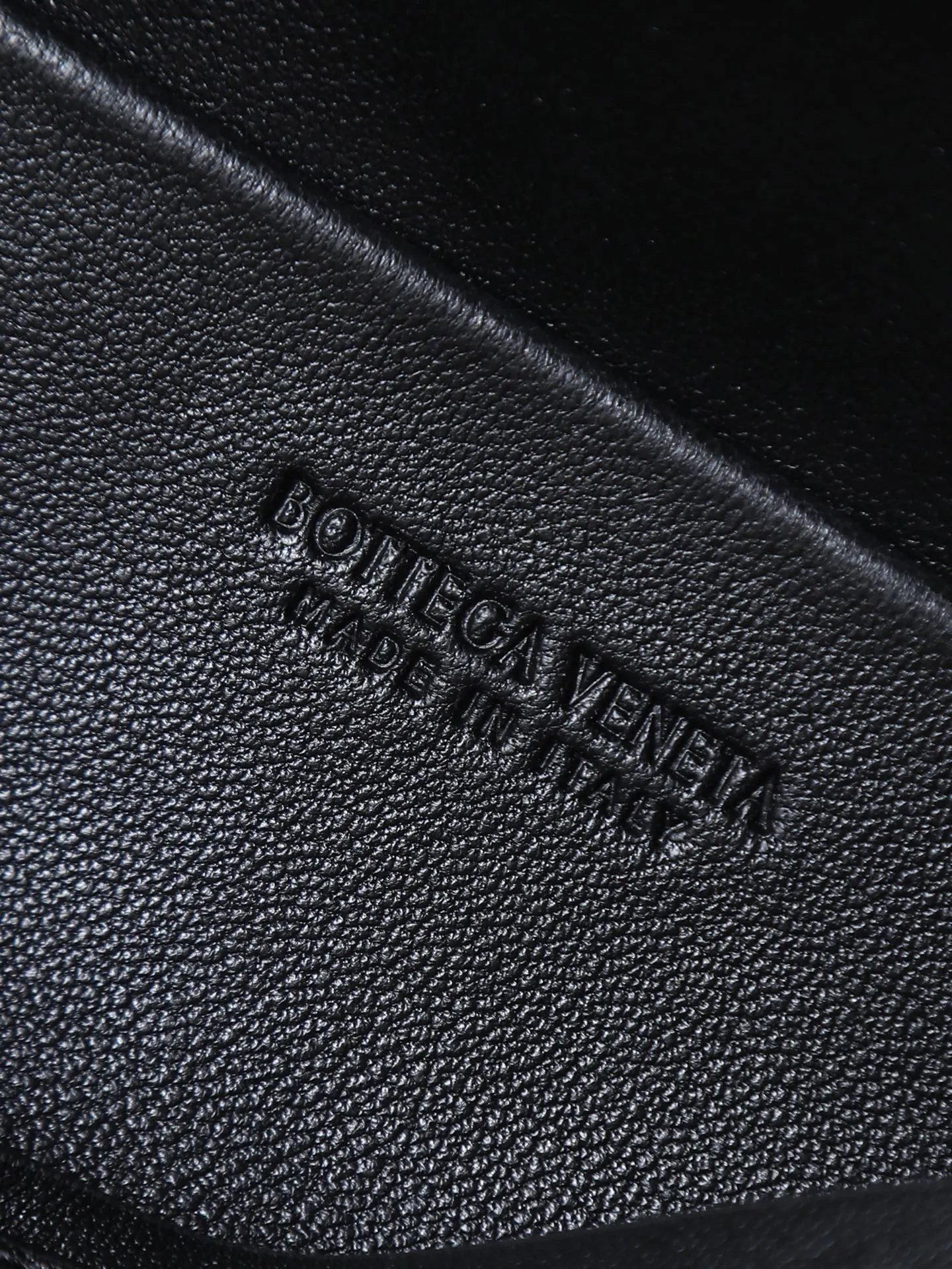 800. BOTTEGA VENETA2025 new women's small Soft Vanity bag adopts the classic Intrecciato weaving technique, inheriting the classics. The ring buckle design 😎 The light metal chain gives you a high-end sense of matching. The chain is removable, so you can wear it as a small bag ~ An elegant small bag that is perfect for participating in events. The overall body of the bag is as soft as marshmallow and can be easily kneaded, showing the strong toughness and high-end feel of the leather. The touch of sheepskin is so amazing. It is so healing when pinched! I have absolutely no resistance to small bags! ! ! Style number: 843800 Size: 19*14*3cm
